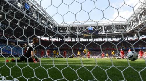 Árbitro no revisa VAR y Bélgica marca un dudoso penal contra Túnez