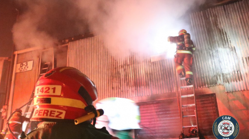 Corto circuito provoca incendio en hangar del aeropuerto La Aurora