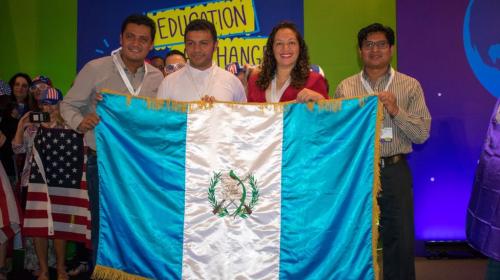 Microsoft premia en Singapur a cuatro maestros guatemaltecos