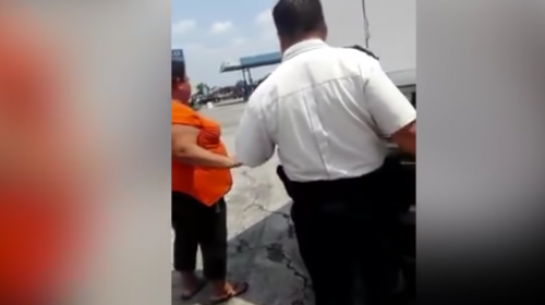 Graban y obligan a supuesto PNC a devolver sobornos