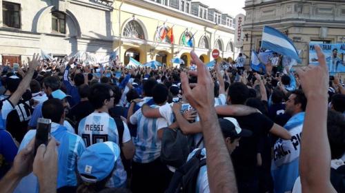 La afici&oacute;n argentina en Rusia da una c&aacute;tedra de apoyo a sus jugadores