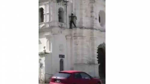 Un hombre escala una iglesia en Antigua y el video causa indignaci&oacute;n
