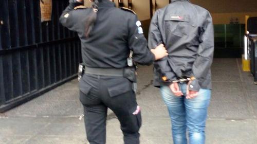 Llevaba la pistola en su cartera: la mujer a la que detuvo la PNC
