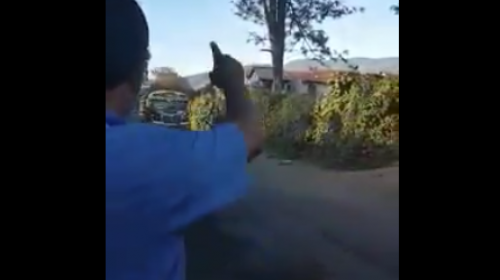 Video: autob&uacute;s extraurbano pasa sobre alfombra procesional en Antigua