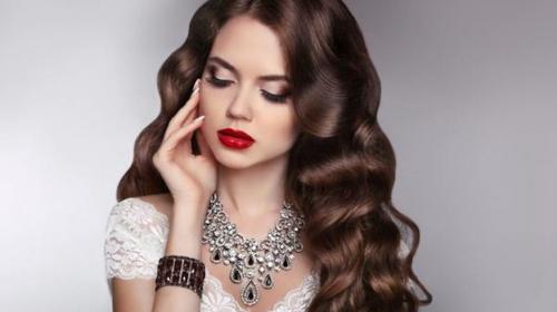 Consigue unas ondas perfectas solo con utilizar ganchos de pinzas