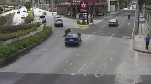 Video: aparatoso accidente entre veh&iacute;culo y motoristas en zona 10