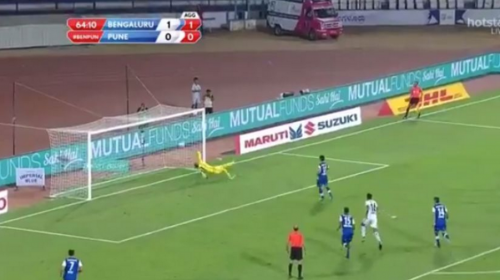 Penal a lo Panenka fue tan humillante que el delantero pidi&oacute; perd&oacute;n