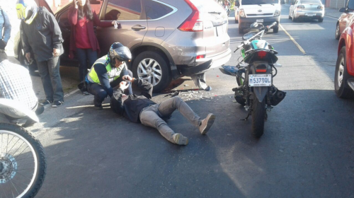 La historia de la foto del hombre que ve&iacute;a su tel&eacute;fono tras accidente
