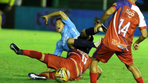  Futbolista sufre fractura de tibia y peron&eacute; al intentar hacer un gol