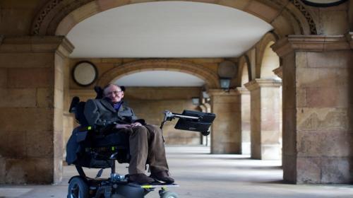 La teor&iacute;a de Stephen Hawking para lanzar el penalti perfecto