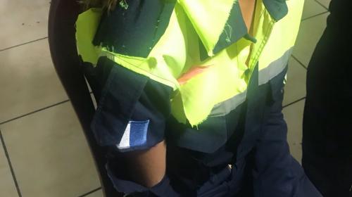 Empujan y agreden a una agente de PMT para que un bus la atropellara