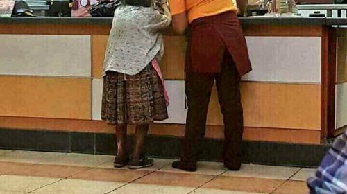 La bondadosa acción de dos empleadas de un restaurante 