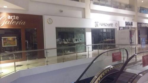 Balacera y asalto en centro comercial de la zona 10