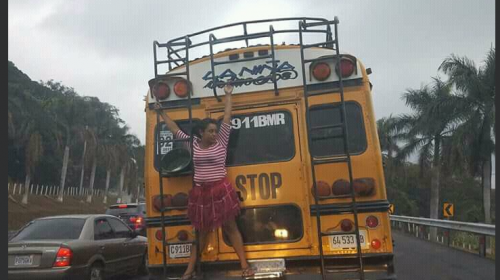 La historia detr&aacute;s de la foto de la mujer que "colgaba" de un bus
