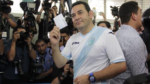 Jimmy Morales intercede por el f&uacute;tbol de Guatemala ante la FIFA