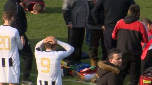 Un futbolista se desploma y muere tras recibir un pelotazo en el pecho