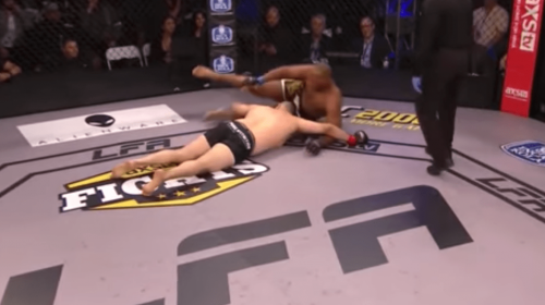 Luchador cay&oacute; noqueado, pero gan&oacute; por esta pol&eacute;mica acci&oacute;n de su rival