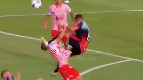 #Video Salvaje patada deja marca de botines en rostro del rival