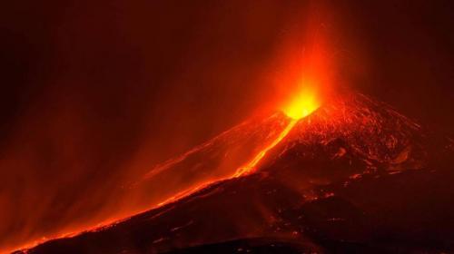El volc&aacute;n m&aacute;s grande de Europa se desliza hacia una ciudad italiana