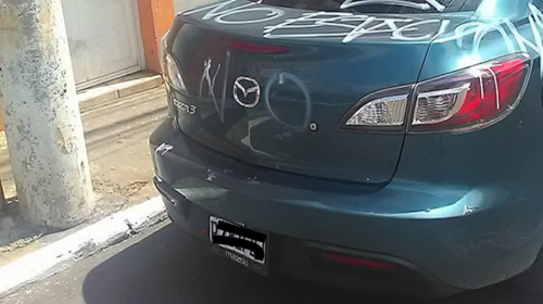 Vecinos de la zona 2 hacen pintas a veh&iacute;culo mal estacionado