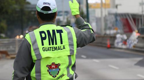 Hombre es multado por transportarse de esta manera en su motocicleta