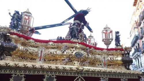 Cruz de Jesús se quiebra en plena procesión al topar con un semáforo