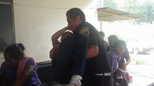 Picop se queda sin frenos y atropella a quienes iban en procesi&oacute;n 