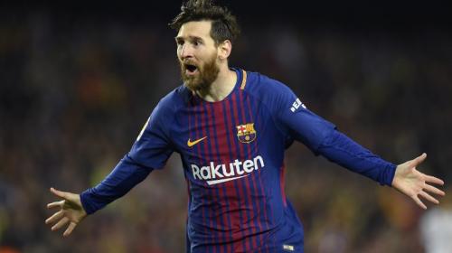 Era falta, el árbitro no marca y Lionel Messi se manda con un golazo