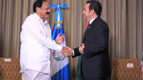 ¿Quién es el hombre que visitó a Jimmy Morales y al Congreso?