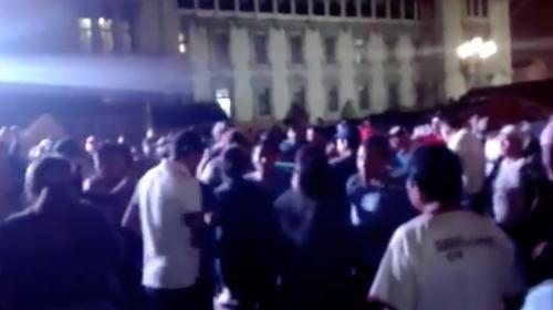 Música, licor y baile: así pasaron la noche los maestros en la Plaza