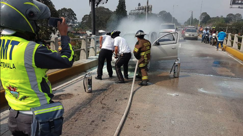 Carro se incendia en la salida de San Crist&oacute;bal y complica el tr&aacute;nsito