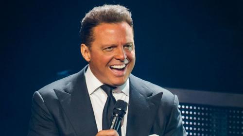 Luis Miguel disimula tropezón en el escenario 