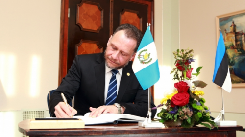 &iquest;Qu&eacute; pasar&aacute; con el yerno de Jafeth Cabrera, embajador en Suecia?