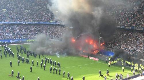 L&aacute;grimas, bengalas y un adi&oacute;s tras el descenso del Hamburgo 
