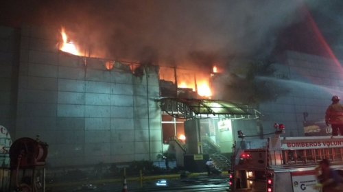 URGENTE: Incendio en centro comercial de la calzada Roosevelt