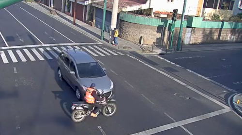 Video: autom&oacute;vil no respeta sem&aacute;foro en rojo y atropella a motorista