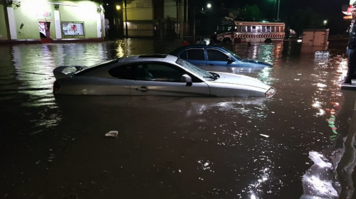 Impresionante video del rescate de una mujer en la inundaci&oacute;n de Xela