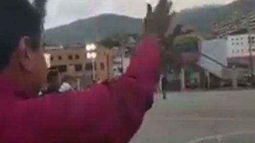 El solitario saludo de Nicol&aacute;s Maduro tras emitir su voto en Venezuela