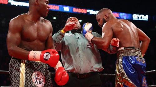 &Aacute;rbitro recibe tremendo gancho de izquierda y est&aacute; fue su reacci&oacute;n