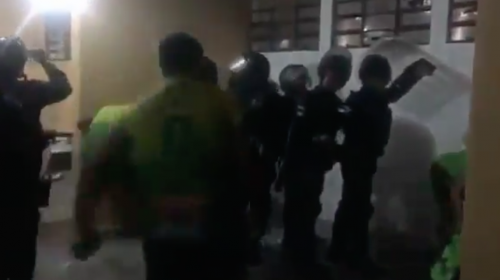 Afici&oacute;n de Cob&aacute;n mantiene retenidos a jugadores de Guastatoya 