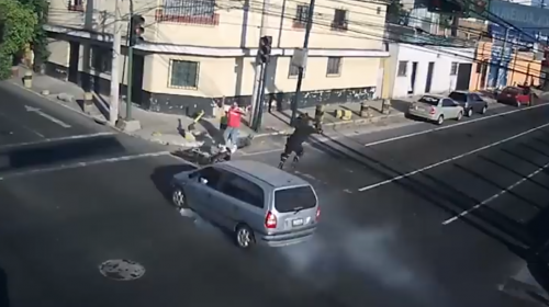 Video: motorista muere tras no respetar sem&aacute;foro en rojo en la zona 12