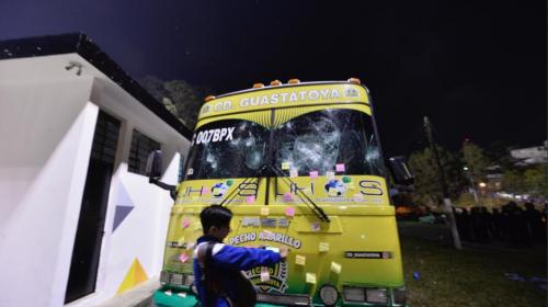 #VIDEO As&iacute; fue como algunos aficionados da&ntilde;aron el bus de Guastatoya 