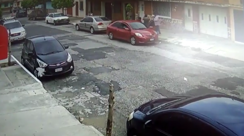 Cámaras captan el violento robo de un vehículo en la zona 11