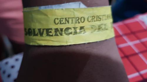 Colegio de Villa Nueva indigna a redes por uso de brazaletes en ni&ntilde;os