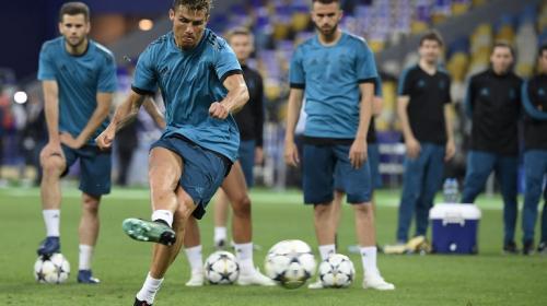 Ronaldo hace sangrar a un periodista de un pelotazo y lo recompensa