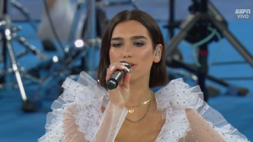 Dua Lipa enamoró a miles en la final de la Champions League