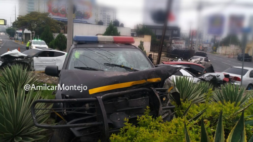 Sem&aacute;foro destruido, postes derribados y una patrulla accidentada