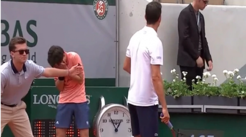Recogepelotas recibe un pelotazo en el rostro en el Roland Garros