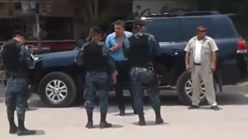 Alcalde de Ayutla impide revisión de la PNC y amenaza a los agentes