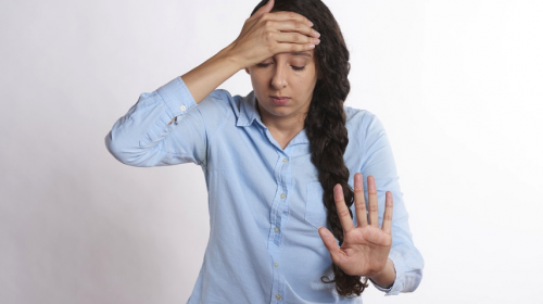 Si te quedas dormido hasta de pie, entérate por qué te sucede